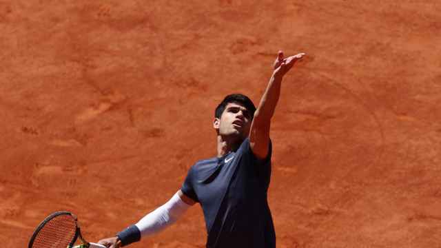 Alcaraz  ejecuta un servicio en el partido ante Sinner.