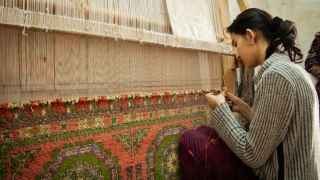 Una mujer trabajando en un telar. Joel Heard Unsplash