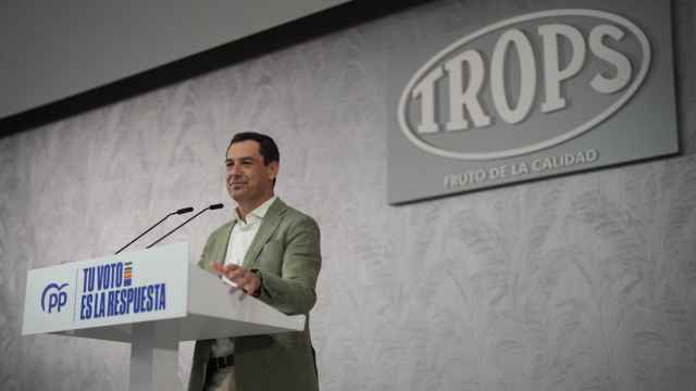 El presidente de la Junta de Andalucía, Juanma Moreno, en un acto en la cooperativa malagueña Trops.