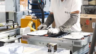 Montaje de placas en las instalaciones de BHS Electrodoméstico en España.