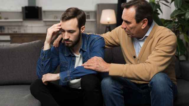 Un padre habla con su hijo sobre la herencia.