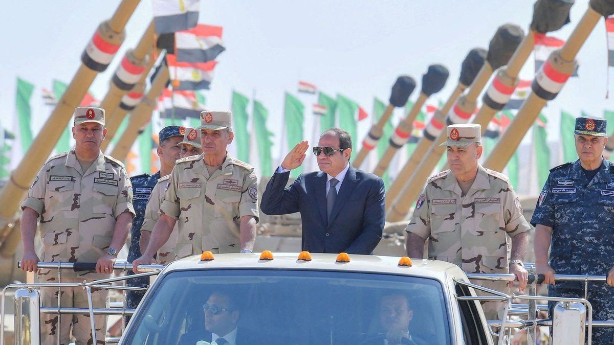 Al-Sisi inspecciona las unidades militares egipcias en Suez, el pasado mes de octubre.
