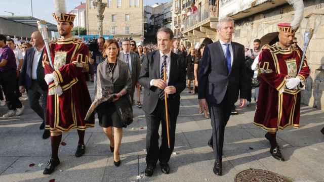 Abel Caballero y Alfonso Rueda durante la procesión del Cristo de la Victoria en 2022.