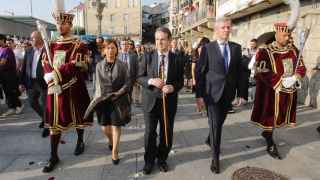 Abel Caballero y Alfonso Rueda durante la procesión del Cristo de la Victoria en 2022.