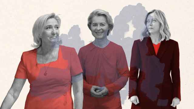 Ursula von der Leyen (c) entre Marine Le Pen (i) y Giorgia Meloni (d).