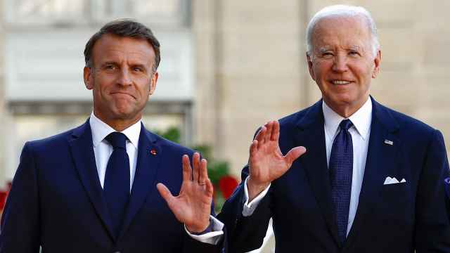 El presidente francés, Emmanuel Macron, y el presidente estadounidense, Joe Biden, en París.