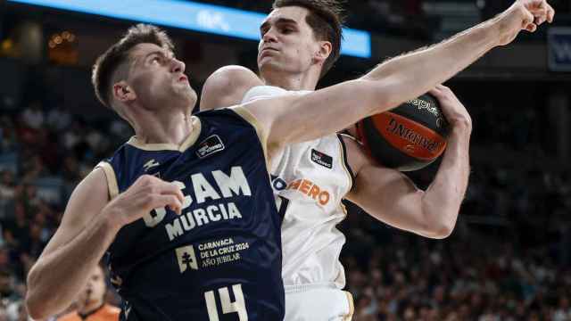 Mario Hezonja, en la pelea por un balón en el partido ante el UCAM Murcia.