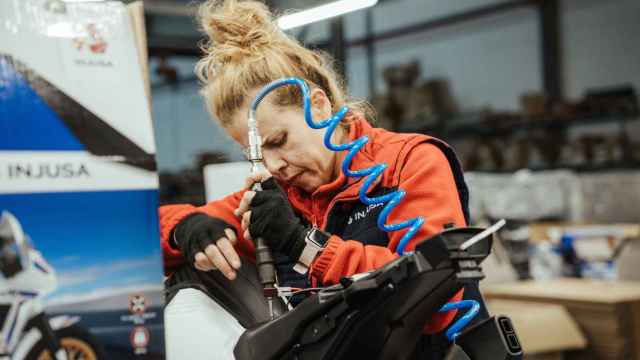 Trabajadora en una fábrica juguetera.