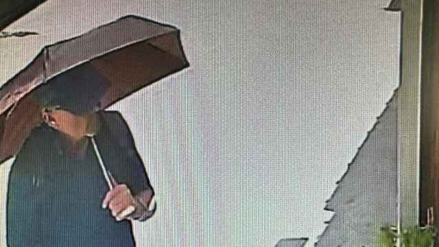 Una imagen tomada de la pantalla de una computadora de CCTV y enviada a Reuters el 7 de junio de 2024, muestra lo que se cree que es el médico de la televisión británica Michael Mosley en una calle de la isla griega de Symi, Grecia.