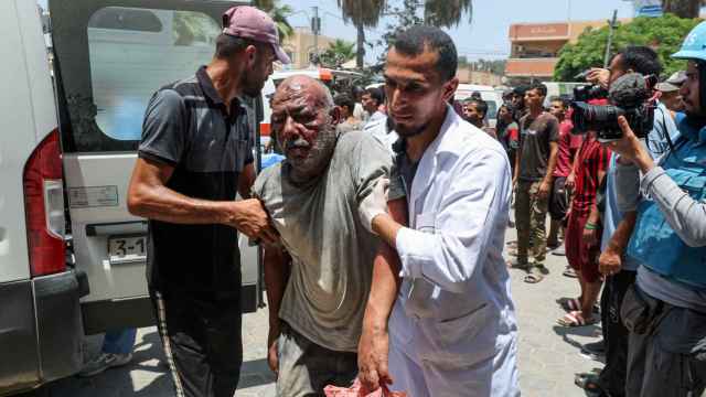Los palestinos heridos en un ataque israelí son trasladados al Hospital de los Mártires de Al-Aqsa.