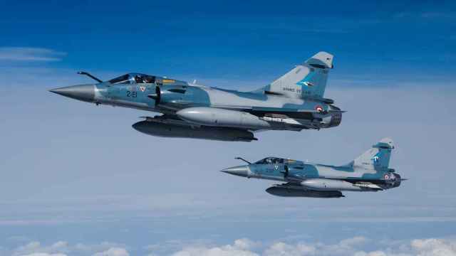 Dos Mirage 2000-5F volando en formación, mismo modelo del que recibirá Ucrania por parte de Francia