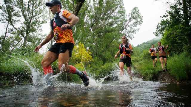 Transfronteriza es un enfrentamiento deportivo entre españoles y portugueses en la frontera de ambos países, en la Sierra de la Culebra(Zamora)