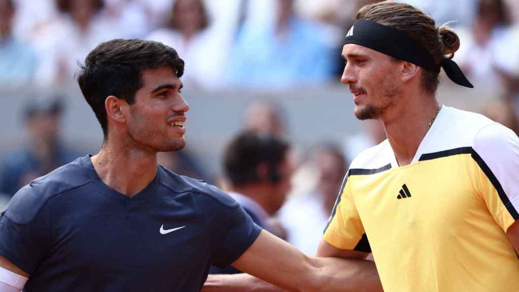 Carlos Alcaraz y Alexander Zverev se saludan antes de comenzar la final de Roland Garros