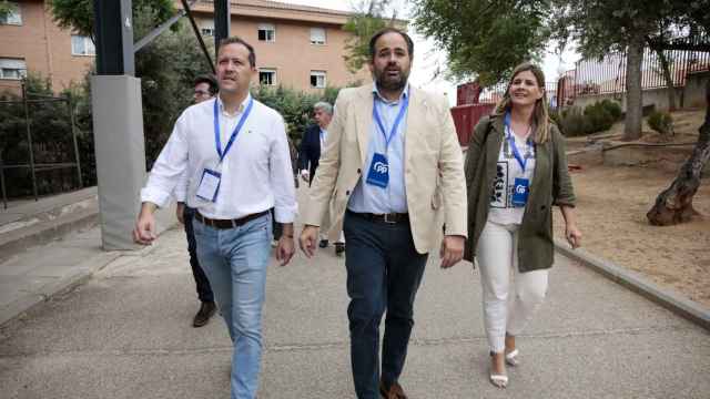El presidente del PP en Castilla-La Mancha, Paco Núñez (centro) acude a votar junto al alcalde de Toledo Carlos Velázquez y a la secretaria regional del partido, Carolina Agudo.