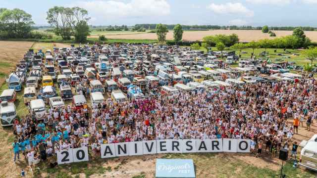 Momento de la celebración del récord de asistencia en el 20 aniversario de la concentración de furgonetas de Volkswagen.