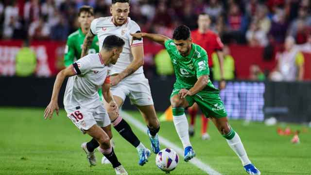 Ayoze encara a Jesús Navas en el derbi de la primera vuelta en el Sánchez Pizjuán.