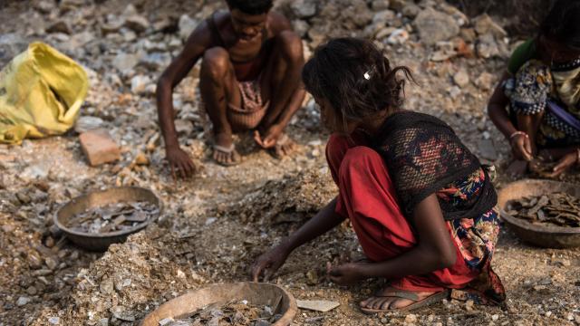 Menor recogiendo este mineral preciado para la industria cosmética en India.