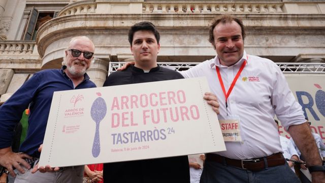 El chef Eduardo Guerrero (en el centro), ganador de TastArròs 2024.
