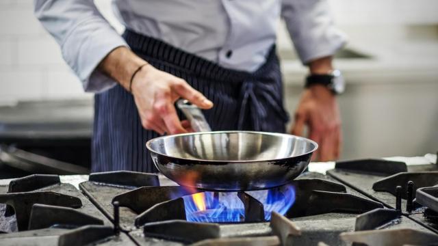 Adiós a la comida pegada en las sartenes de acero: haz esto para evitarlo