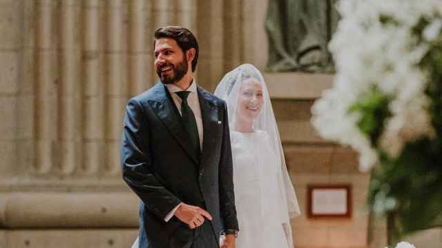 Carola Escámez junto a su flamante marido, Roberto Martín, tras darse el 'sí, quiero'.