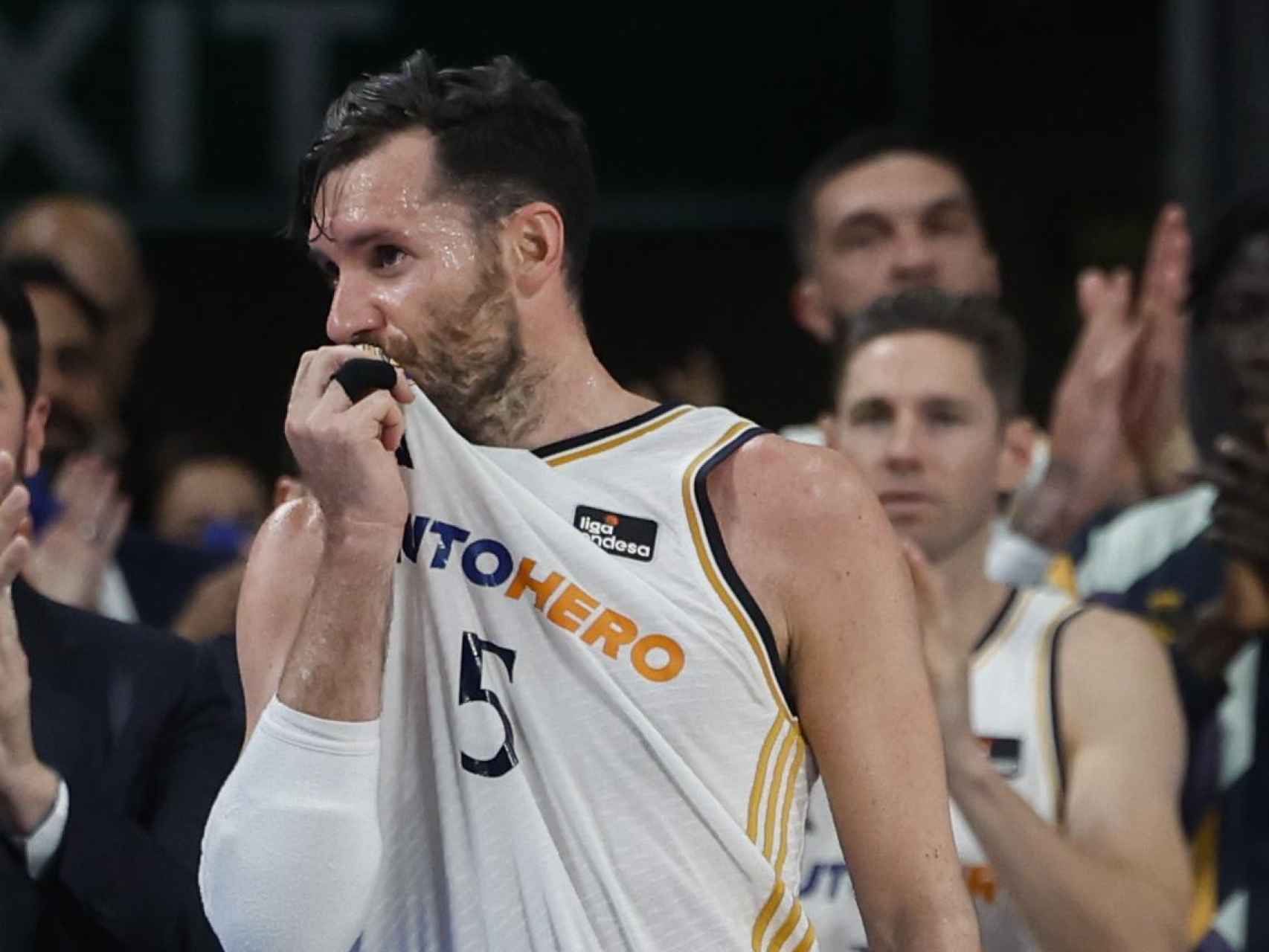 Rudy Fernández se besa el escudo del Real Madrid.