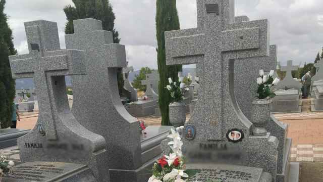 Sepulturas con los crucifijos arrancados en el cementerio de Los Yébenes.