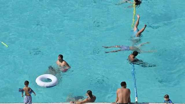 Imagen de archivo de un grupo de personas bañándose en una piscina de Barcelona. Pau Barrena Getty Images
