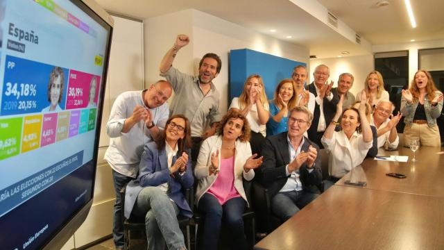 El presidente del PP, Alberto Núñez Feijóo, y la candidata al 9-J, Dolors Montserrat, celebran sus resultados con la cúpula del partido.