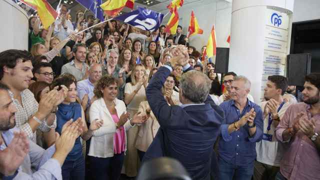 Feijóo, este domindo, celebra con los suyos el resultado de las europeas en la sede del PP.
