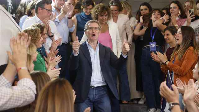 Feijóo y Dolors Montserrat celebran el resultado electoral del 9-J, este domingo en la calle Génova junto al resto del equipo de dirección del PP.