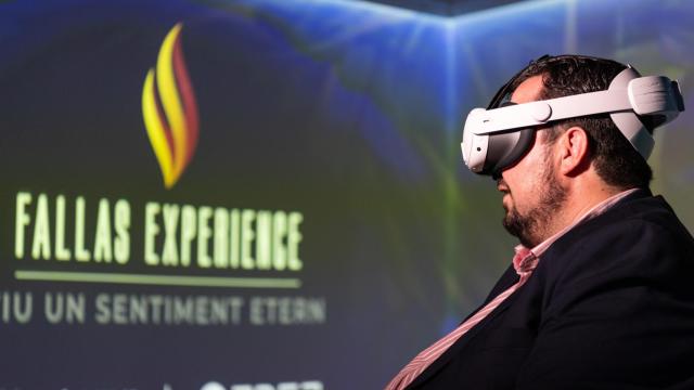 Un usuario disfruta de las fallas en realidad virtual.