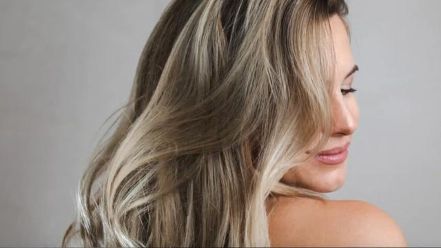Mujer con cabello rubio.