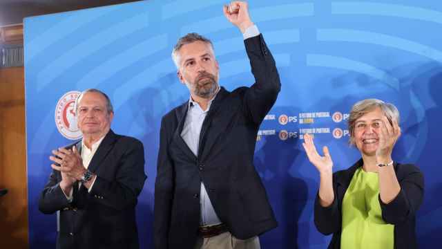 El líder del Partido Socialista de Portugal,  Pedro Nuno, este domingo celebrando la victoria.