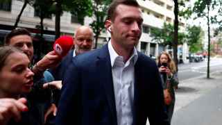 Jordan Bardella, presidente de la Agrupación Nacional, llega este lunes a la sede del partido en París.