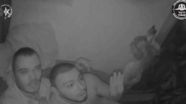 Captura del momento en el que el Ejécito de Israel libera a tres de los rehenes este fin de semana.