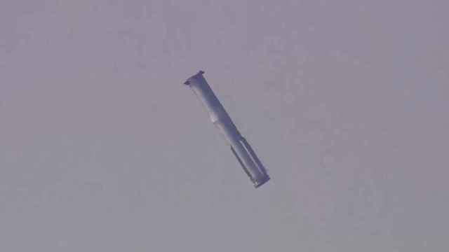 El Super Heavy amerizando en el golfo de México.