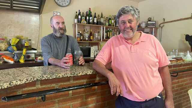 Detrás de la barra, Rafa; delante de la misma, Emilio Jorge Martín, alcalde de Pozanco.