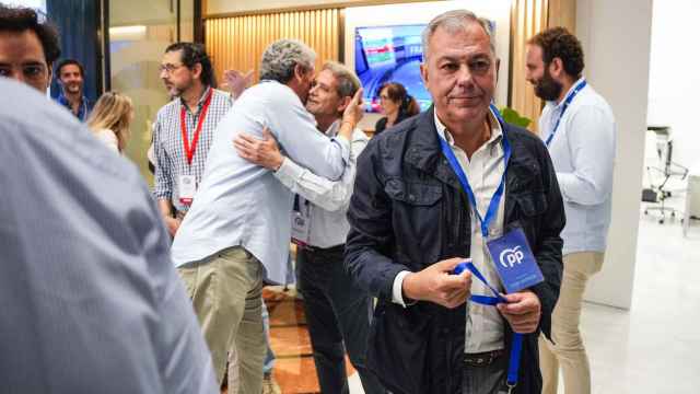 El alcalde de Sevilla, José Luis Sanz, a su entrada en la sede regional del PP para seguir la noche electoral.