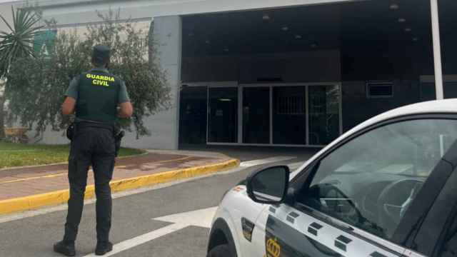 Un agente de la Guardia Civil, frente a las urgencias de Osuna.