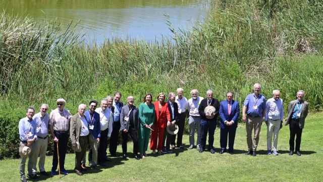 Foto de los premios Nobel en la Albufera junto a la alcaldesa de Valencia. EE