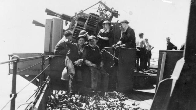 Dotación de una batería antiaérea en uno de los buques descansa agotada entre combates.