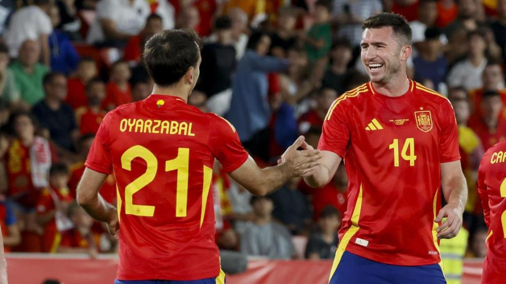 Ozaryabal y Laporte celebran el gol de España ante Irlanda del Norte.