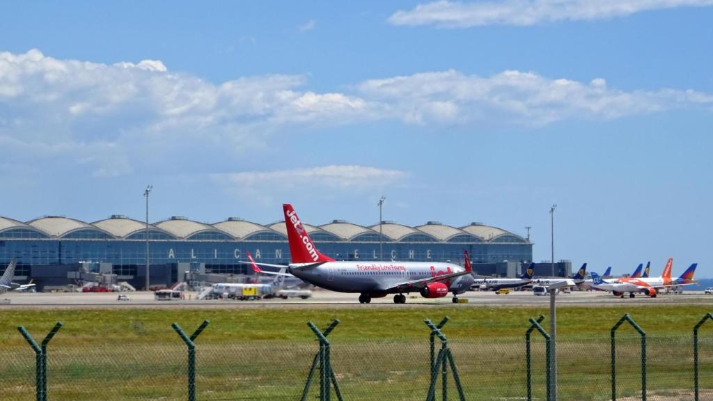 Un avión de EasyJet en el Aeropuerto de Alicante-Elche.