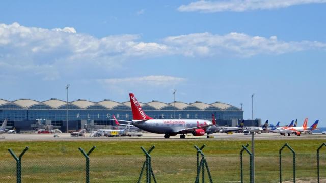 Un avión de EasyJet en el Aeropuerto de Alicante-Elche.