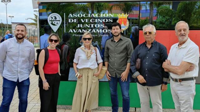 Los representantes de Compromís con los de los vecinos de Playa de San Juan.