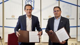 El presidente de la Diputación, Conrado Íscar, renueva con el director de Cáritas Diocesana de Valladolid, Guenther Eduardo Boelhoff, el convenio anual que ambas instituciones mantienen contra la exclusión social.