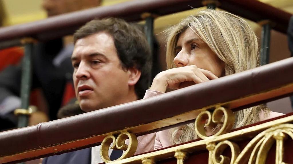 David Sánchez, el hermano del presidente, junto a Begoña Gómez en el pleno de investidura de 2019