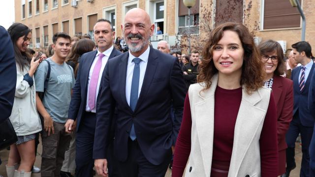La presidenta de la Comunidad de Madrid, Isabel Díaz Ayuso  y el rector de la Universidad Complutense de Madrid, Joaquín Goyache, en una fotografía de archivo de octubre de 2023.
