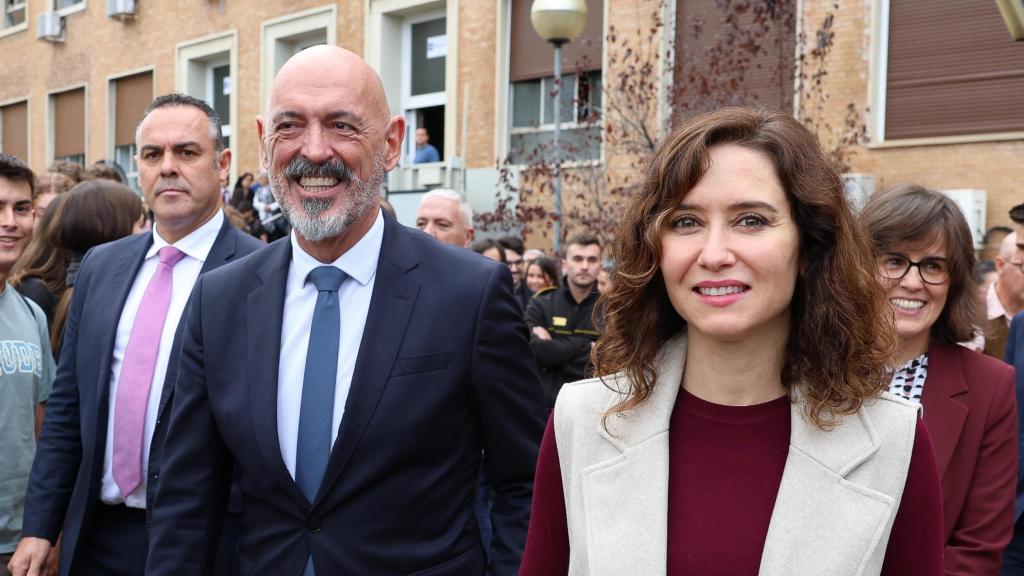 La presidenta de la Comunidad de Madrid, Isabel Díaz Ayuso  y el rector de la Universidad Complutense de Madrid, Joaquín Goyache, en una fotografía de archivo de octubre de 2023.