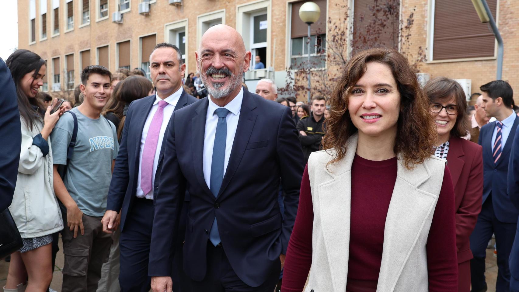 La presidenta de la Comunidad de Madrid, Isabel Díaz Ayuso  y el rector de la Universidad Complutense de Madrid, Joaquín Goyache, en una fotografía de archivo de octubre de 2023.